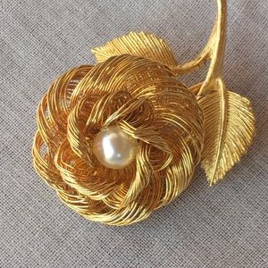 Vintage Gold Wire Flower Brooch